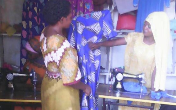 Mwajabu viser en kjole frem til en kunde