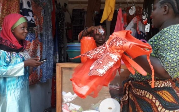 Mwajabu sælger kjole til en kunde via en anden butik