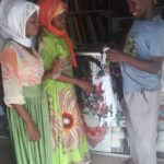Mwajabu (venstre) og Tatu sælger kjoler til en butiksindehaver i Dar es Salaam.
