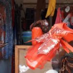 Mwajabu modtager penge fra en kunde der har købt en kjole via en anden butik