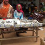 Tatu og Mwajabu sælger tørrede fisk foran skrædderværkstedet