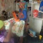 Mwajabu syer kjole under samtale med kunde